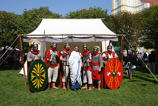 Mit Römersoldaten in Rüstungen und Römerfrauen präsentierte sich die römische "Theatergruppe Cambodunum" aus Kempten (Foto: Marikka-Laila Maisel